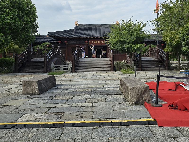 Монтаж одноканальных кабель-каналов в местах проведения общественных мероприятий Монтаж одноканальных кабель-каналов в местах проведения общественных мероприятий