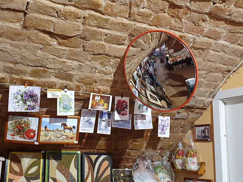 Антикражное сферическое зеркало в торговом зале Антикражное сферическое зеркало в торговом зале