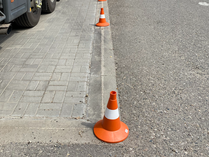 Сигнальные конусы 320 мм, обозначающие зону стоянки бензовоза на автозаправке Сигнальные конусы 320 мм, обозначающие зону стоянки бензовоза на автозаправке