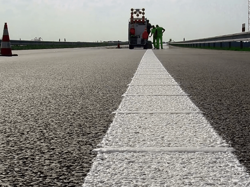 Нанесение разметки холодным пластиком Нанесение разметки холодным пластиком