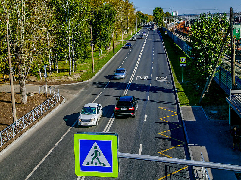 Оснащение автотрассы дорожными знаками на желтом фоне Оснащение автотрассы дорожными знаками на желтом фоне