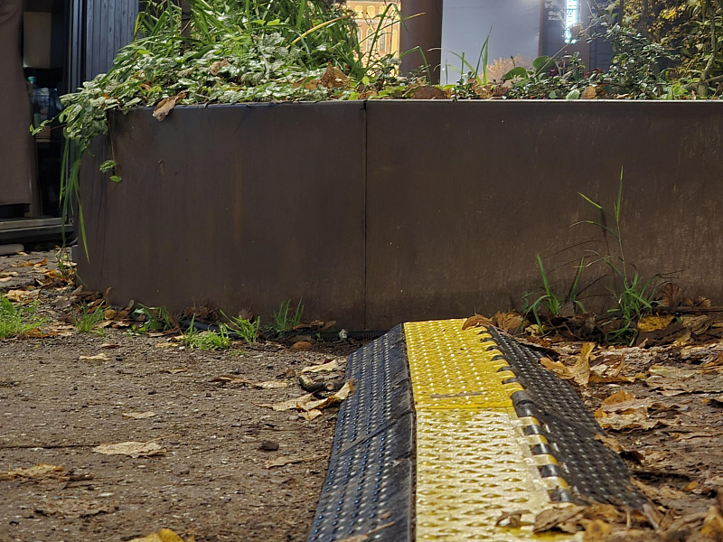 Обеспечение защиты кабеля при помощи трехканального кабель-канала Обеспечение защиты кабеля при помощи трехканального кабель-канала