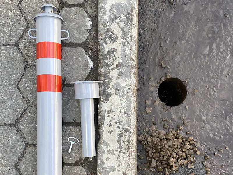 Столбик парковочный съемный, процесс установки Столбик парковочный съемный, процесс установки