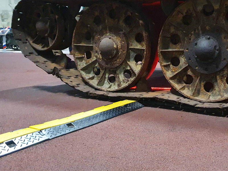 Трехканальные кабель-каналы на выставке военной техники Трехканальные кабель-каналы на выставке военной техники