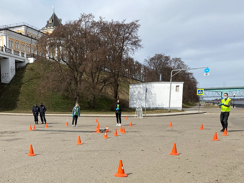 Обозначение полос движения на трассе бегового марафона с помощью конусов сигнальных 320 мм Обозначение полос движения на трассе бегового марафона с помощью конусов сигнальных 320 мм
