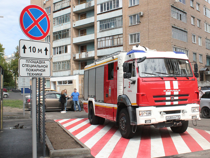 Дорожный знак металлической стойке Дорожный знак металлической стойке