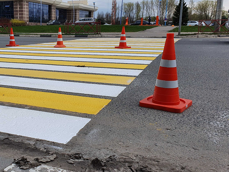 Пешеходная зебра, огороженная конусами дорожными 520 мм Пешеходная зебра, огороженная конусами дорожными 520 мм