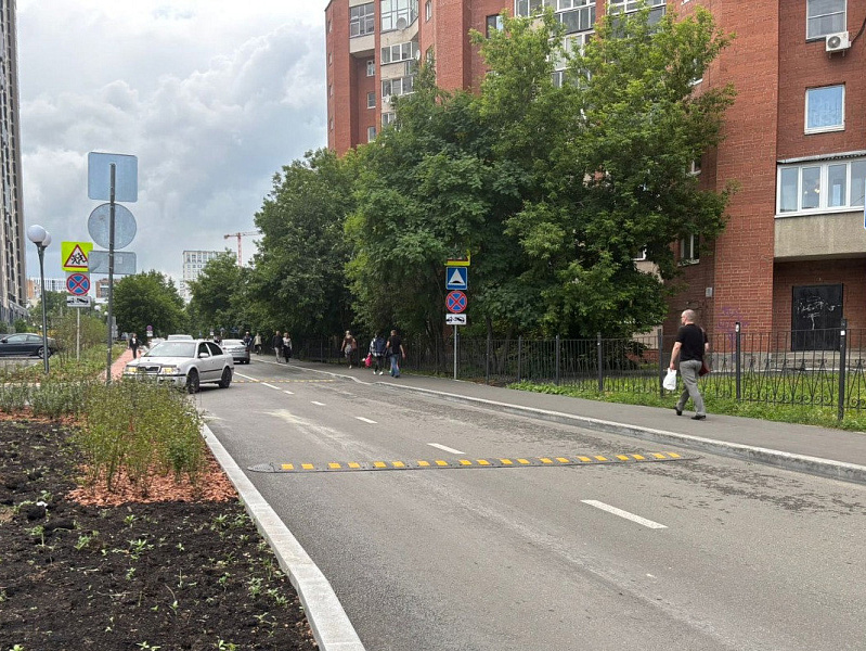 Композитный лежачий полицейский 500 мм на дороге Композитный лежачий полицейский 500 мм на дороге