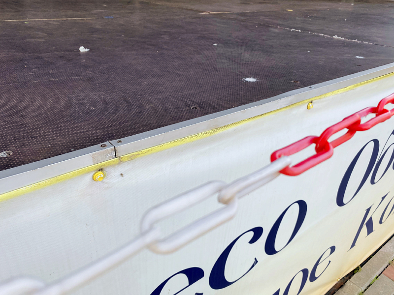 Красно-белая пластиковая цепь для ограждения сцены Красно-белая пластиковая цепь для ограждения сцены