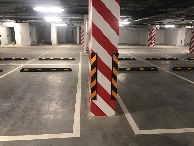 Использование полимерпесчаных дорожных отбойников для разделения парковочных мест Использование полимерпесчаных дорожных отбойников для разделения парковочных мест