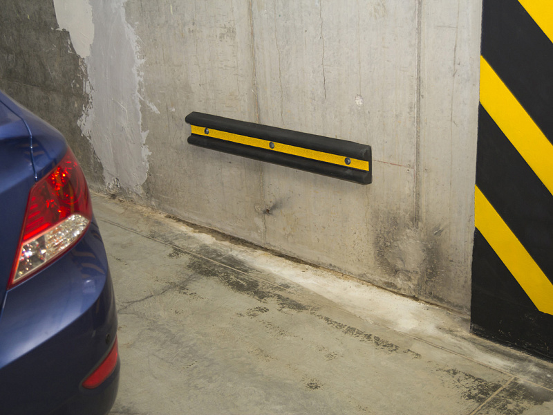 Отбойник резиновый стеновой в подземном паркинге Отбойник резиновый стеновой в подземном паркинге