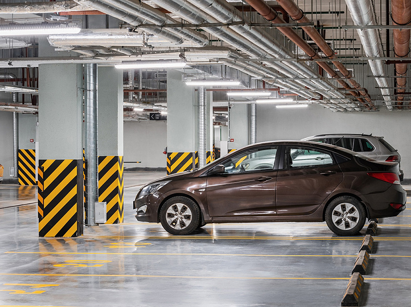 Колонны подземного паркинга, оборудованные стеновыми демпферами из полиэтилена Колонны подземного паркинга, оборудованные стеновыми демпферами из полиэтилена
