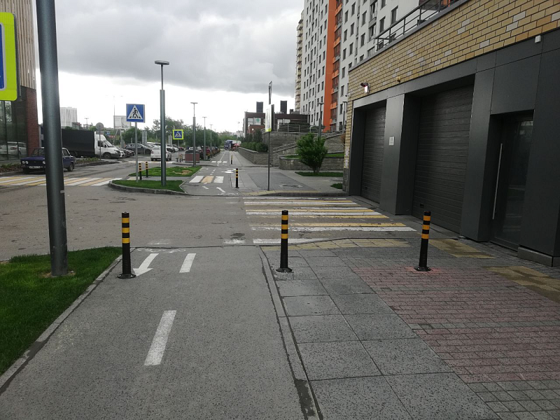 Гибкие сигнальные столбики при выезде с подземной парковки Гибкие сигнальные столбики при выезде с подземной парковки