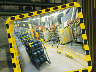 Промышленные зеркала для обеспечения безопасности в складских помещениях