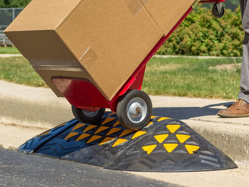 Пандус резиновый, облегчающий заезд на бордюр Пандус резиновый, облегчающий заезд на бордюр