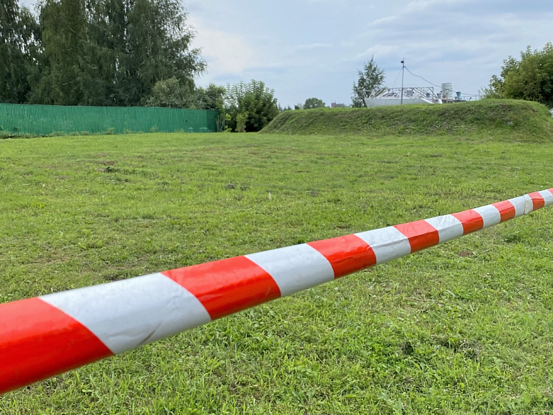 Частная территория, огороженная сигнальной лентой Частная территория, огороженная сигнальной лентой