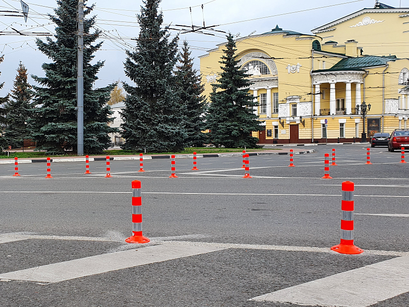 Гибкие столбики для выделения островков безопасности на проезжей части Гибкие столбики для выделения островков безопасности на проезжей части