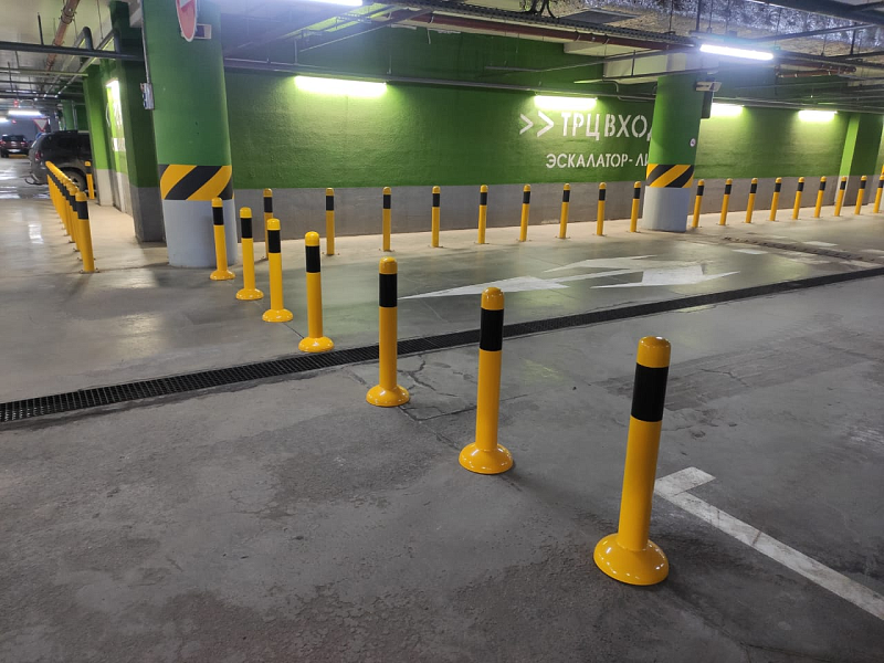 Временное ограждение участка закрытого паркинга с помощью передвижных столбиков Временное ограждение участка закрытого паркинга с помощью передвижных столбиков