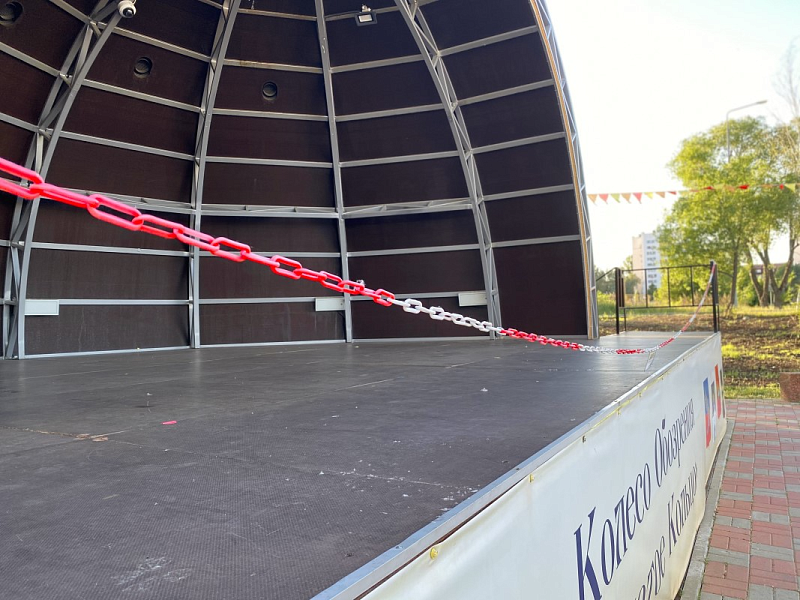 Сцена, огражденная пластиковой цепью для ограничения прохода посторонних Сцена, огражденная пластиковой цепью для ограничения прохода посторонних