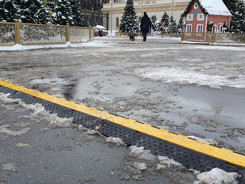 Защита кабеля при помощи двухканального кабель-канала в общественных местах Защита кабеля при помощи двухканального кабель-канала в общественных местах
