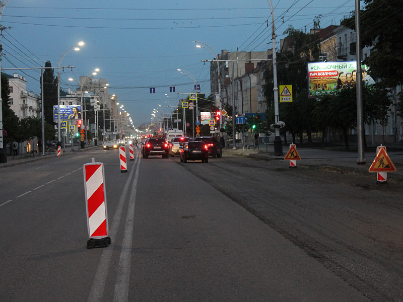 Пластины дорожные с подставками из резины для разделения потоков движения в процессе ремонтных работ Пластины дорожные с подставками из резины для разделения потоков движения в процессе ремонтных работ