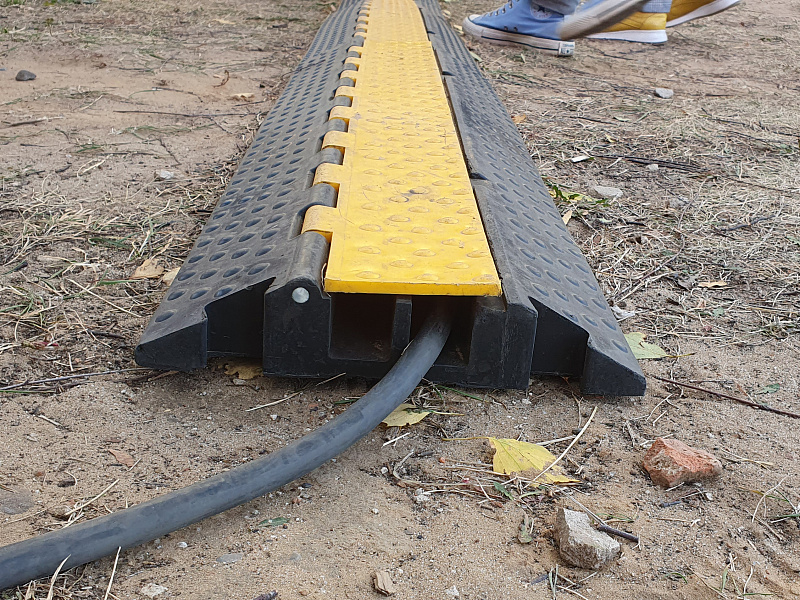 Двухканальный кабель-канал для обеспечения электробезопасности в местах массовых мероприятий Двухканальный кабель-канал для обеспечения электробезопасности в местах массовых мероприятий