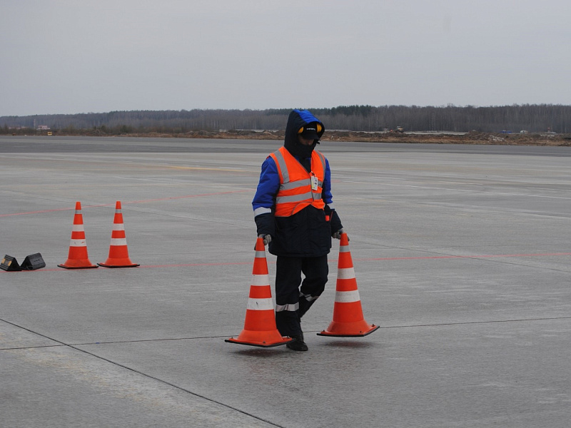 Установка конусов 750 мм на взлетной полосе Установка конусов 750 мм на взлетной полосе