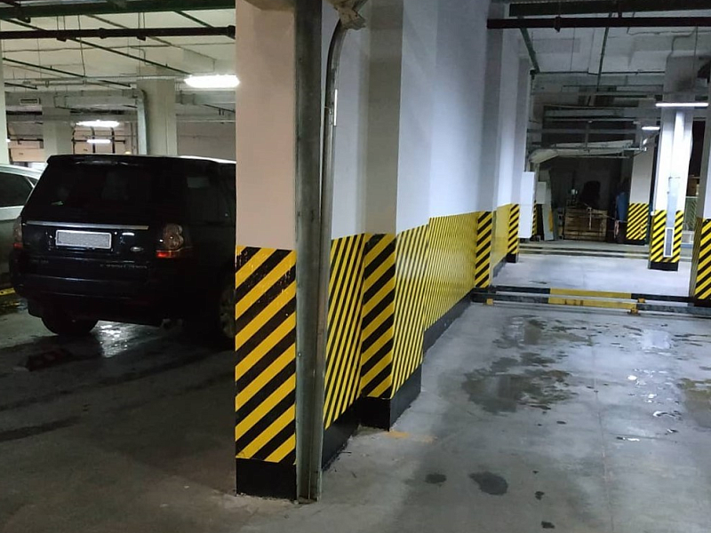 Закрытая автостоянка, оснащенная парковочными стоп-матами Закрытая автостоянка, оснащенная парковочными стоп-матами