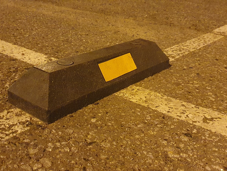 Колесоотбойник полимерпесчаный на открытой стоянке Колесоотбойник полимерпесчаный на открытой стоянке