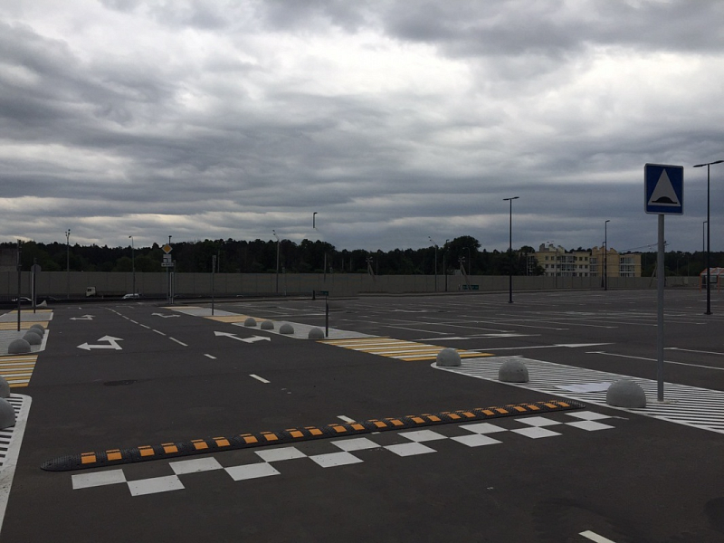 Открытая стоянка с разметкой машиномест холодным пластиком Открытая стоянка с разметкой машиномест холодным пластиком