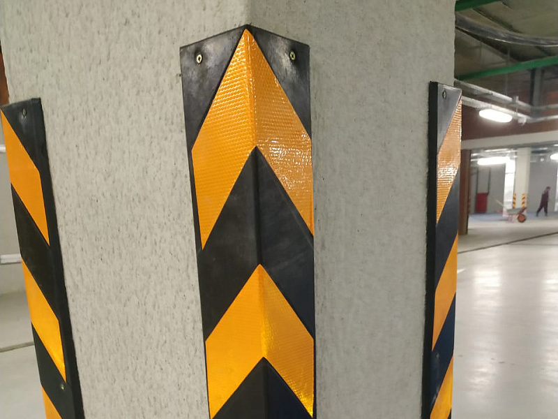 Угловые демпферы с желтыми светоотражающими наклейками Угловые демпферы с желтыми светоотражающими наклейками