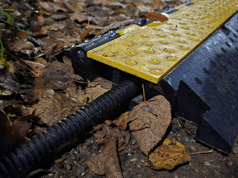 Трехканальный кабель-канал для защиты коммуникаций на улице Трехканальный кабель-канал для защиты коммуникаций на улице