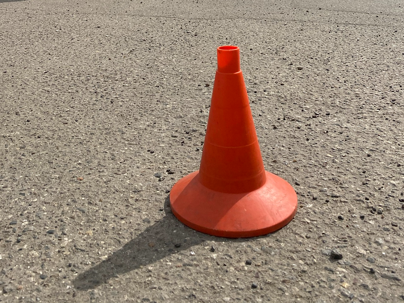 Дорожный сигнальный конус 320 мм на трассе марафона Дорожный сигнальный конус 320 мм на трассе марафона