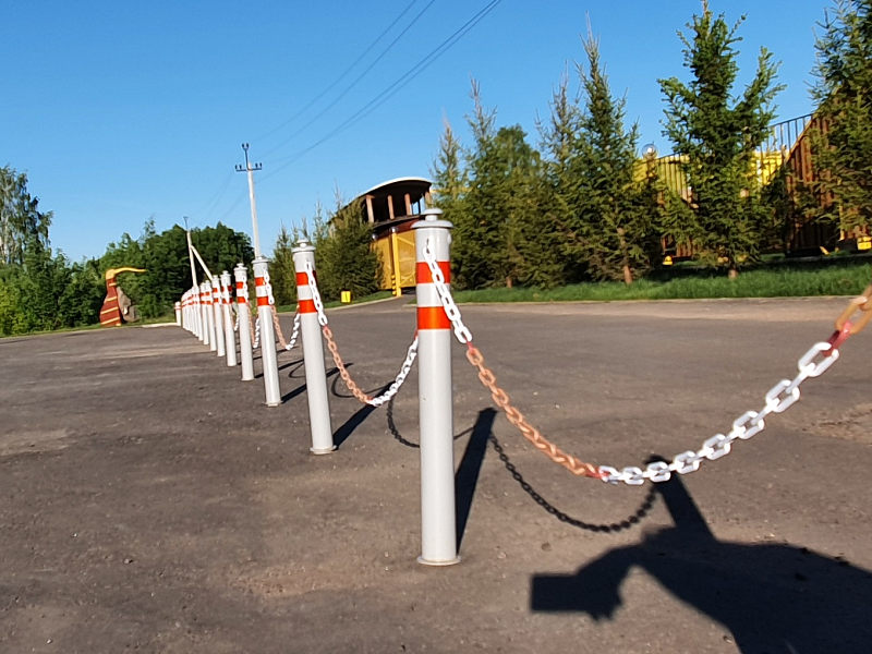 Столбики парковочные анкерные с оградительной цепью Столбики парковочные анкерные с оградительной цепью