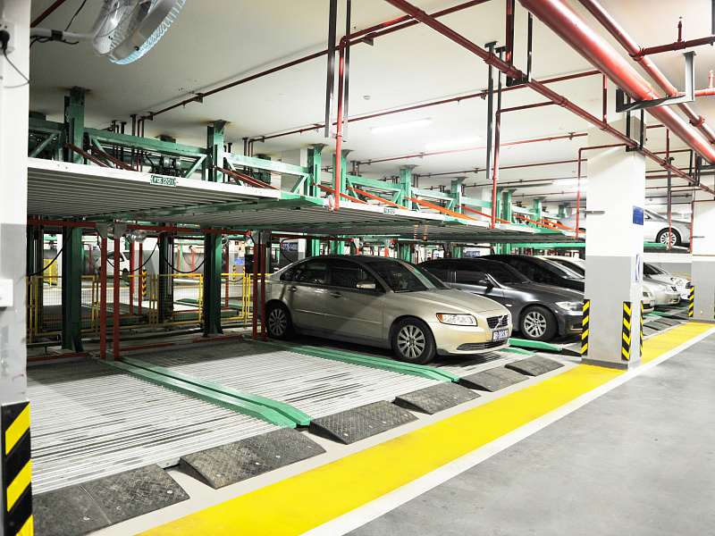 Закрытая парковка, оснащенная пандусами Закрытая парковка, оснащенная пандусами