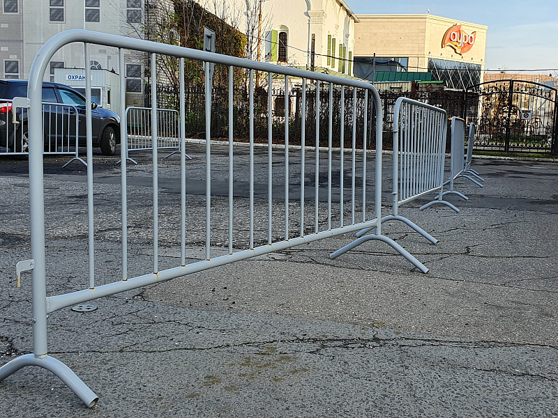 Участок проведения дорожных работ, огражденный передвижными барьерами Участок проведения дорожных работ, огражденный передвижными барьерами