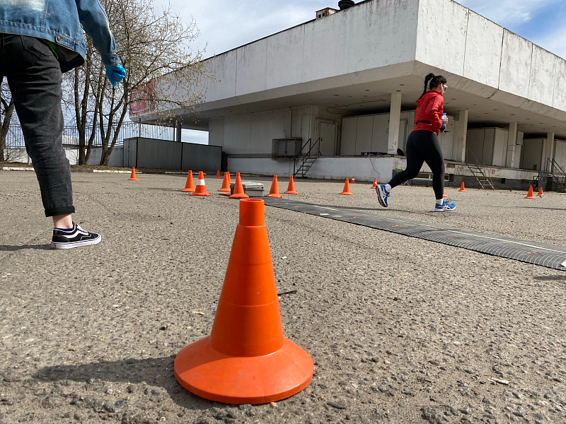 Маркировка трассы марафона дорожными сигнальными конусами 320 мм Маркировка трассы марафона дорожными сигнальными конусами 320 мм