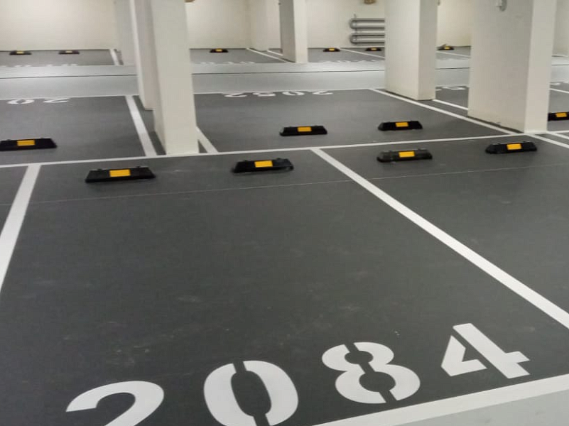 Закрытая парковка, оснащенная дорожными резиновыми отбойниками Закрытая парковка, оснащенная дорожными резиновыми отбойниками