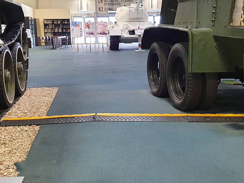 Установка трехканальных кабель-каналов в местах проведения массовых мероприятий Установка трехканальных кабель-каналов в местах проведения массовых мероприятий