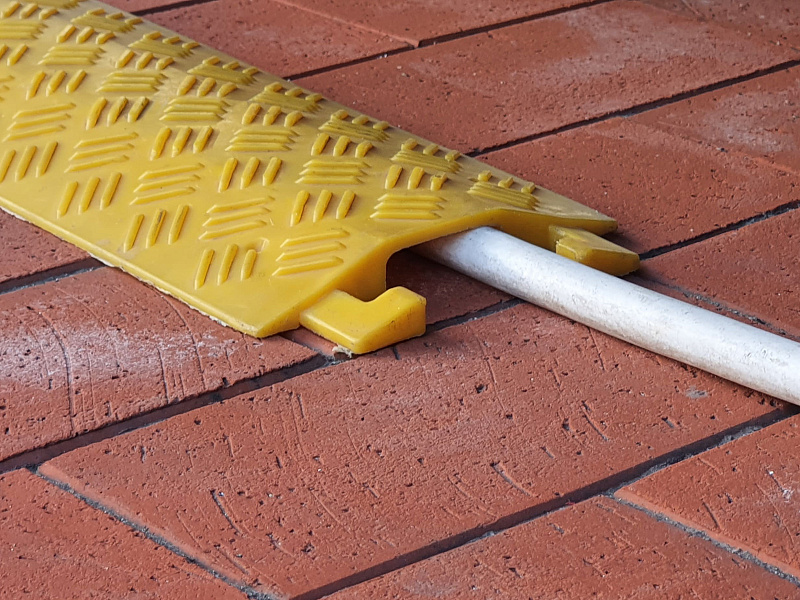 Одноканальный кабель-канал для защиты кабеля в общественных местах Одноканальный кабель-канал для защиты кабеля в общественных местах