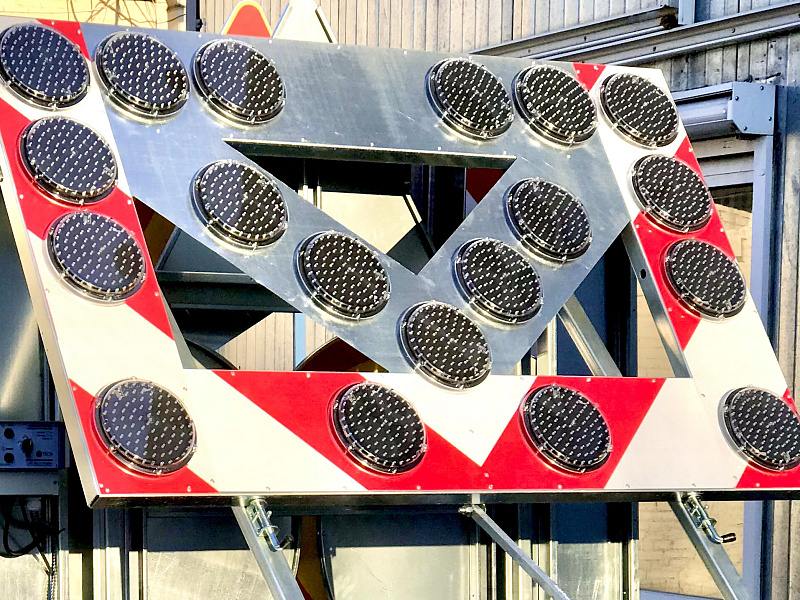 Стрелка сигнальная со светодиодами для прицепа прикрытия Стрелка сигнальная со светодиодами для прицепа прикрытия