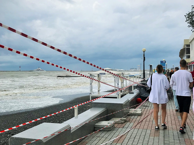 Пляж во время шторма, огороженный лентой сигнальной Пляж во время шторма, огороженный лентой сигнальной