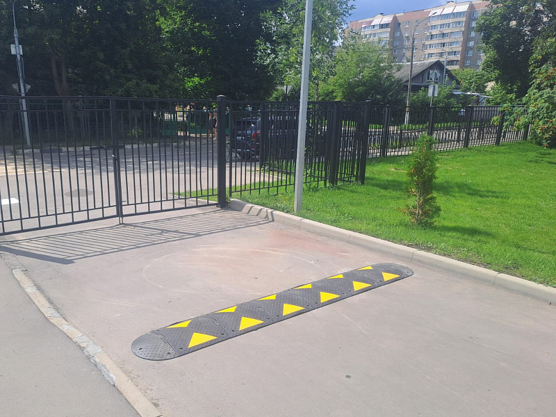 Лежачий полицейский ИДН-500 композит, установленный на территории лицея Лежачий полицейский ИДН-500 композит, установленный на территории лицея