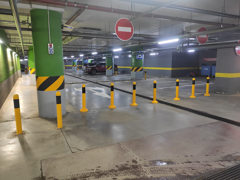 Столбики передвижные для временного ограждения парковочных мест в крытом паркинге Столбики передвижные для временного ограждения парковочных мест в крытом паркинге