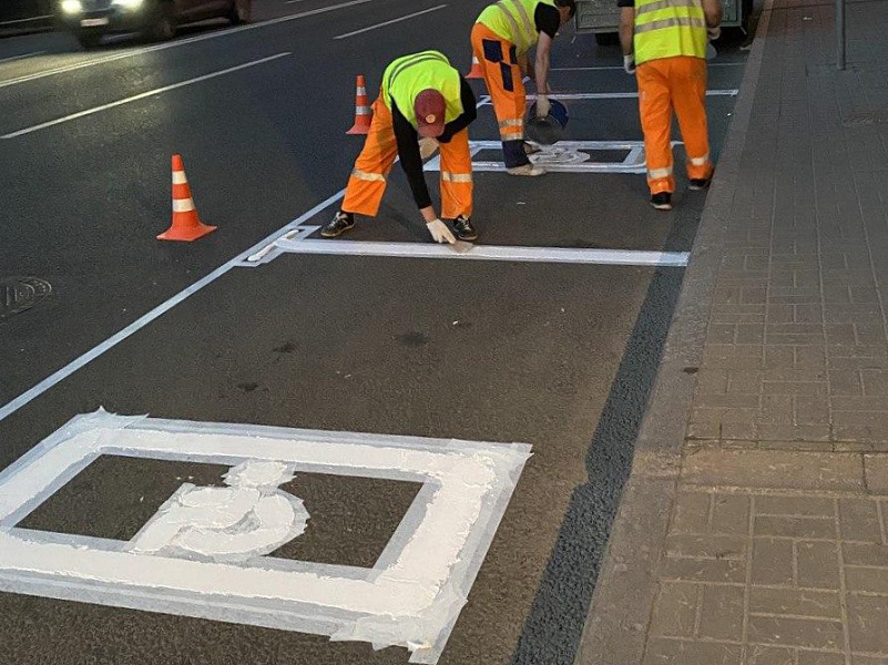 Разметка мест для инвалидов с помощью трафаретов Разметка мест для инвалидов с помощью трафаретов