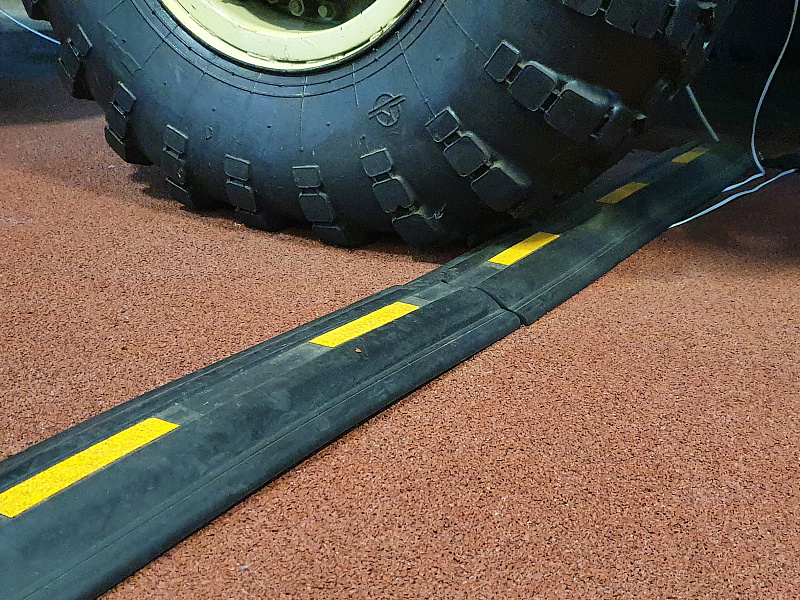 Напольный кабель-канал для защиты коммуникаций Напольный кабель-канал для защиты коммуникаций