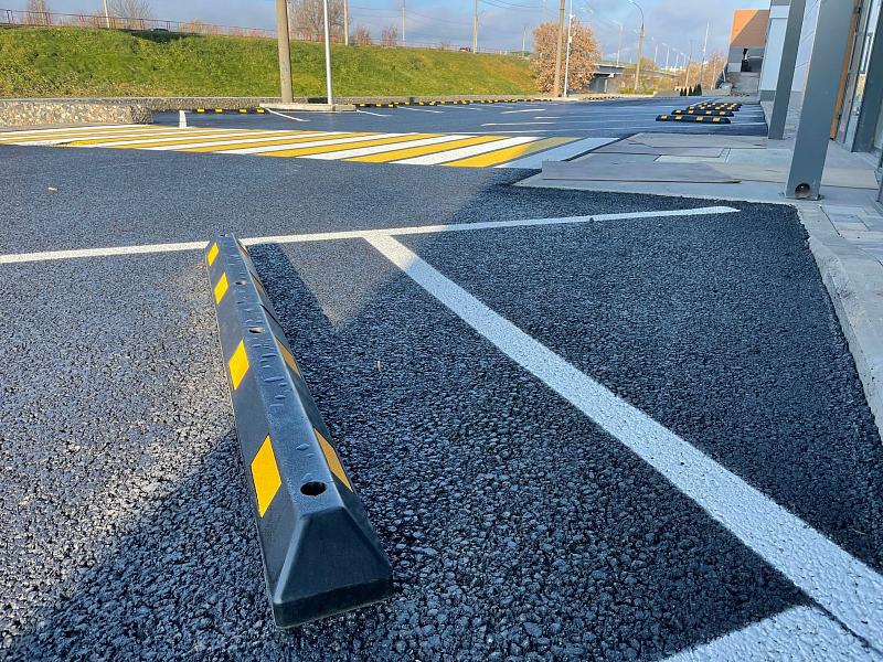 Парковочные места, размеченные холодным пластиком Парковочные места, размеченные холодным пластиком