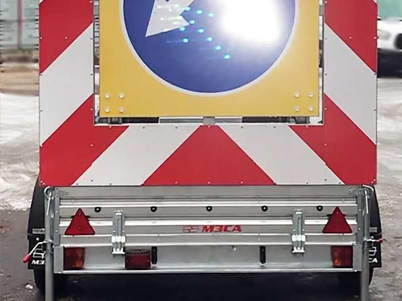 Сигнальный прицеп прикрытия для участков проведения дорожных работ Сигнальный прицеп прикрытия для участков проведения дорожных работ