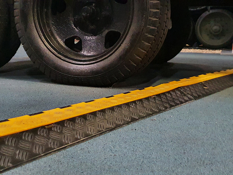 Защита коммуникаций от наезда техники при помощи трехканального кабель-канала Защита коммуникаций от наезда техники при помощи трехканального кабель-канала