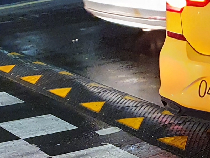 Искусственная дорожная неровность для безопасного движения у терминалов аэропорта Искусственная дорожная неровность для безопасного движения у терминалов аэропорта